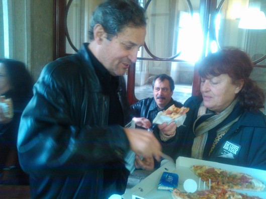 FENPROF comendo pizzas no átrio do Palácio das Laranjeiras